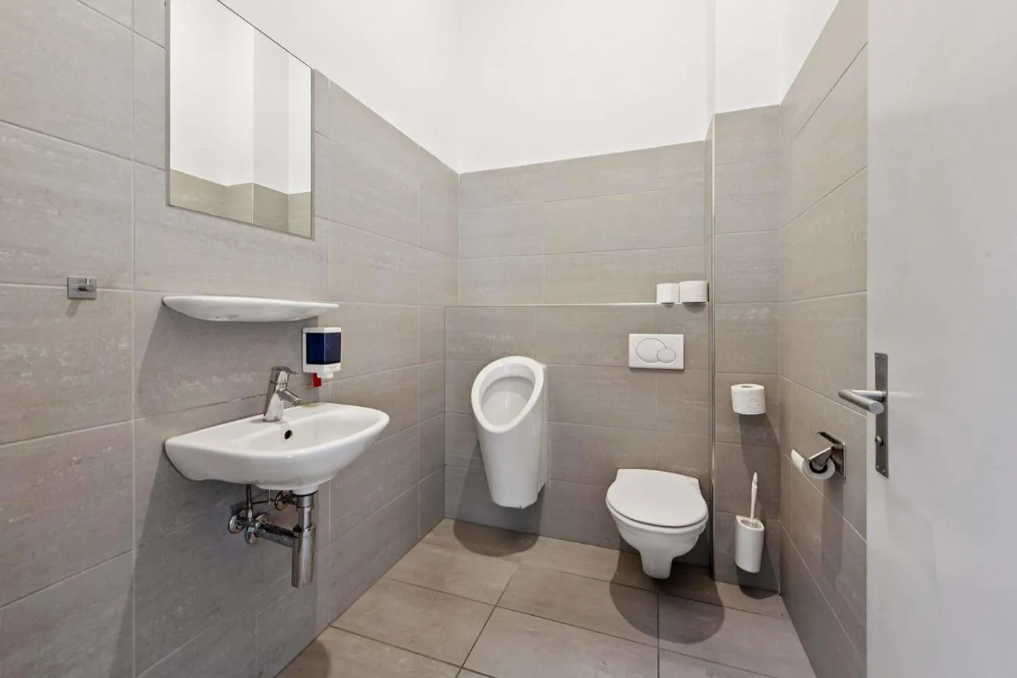 Spazio ufficio rappresentativo in una posizione frequentata - Foto 8 di 14