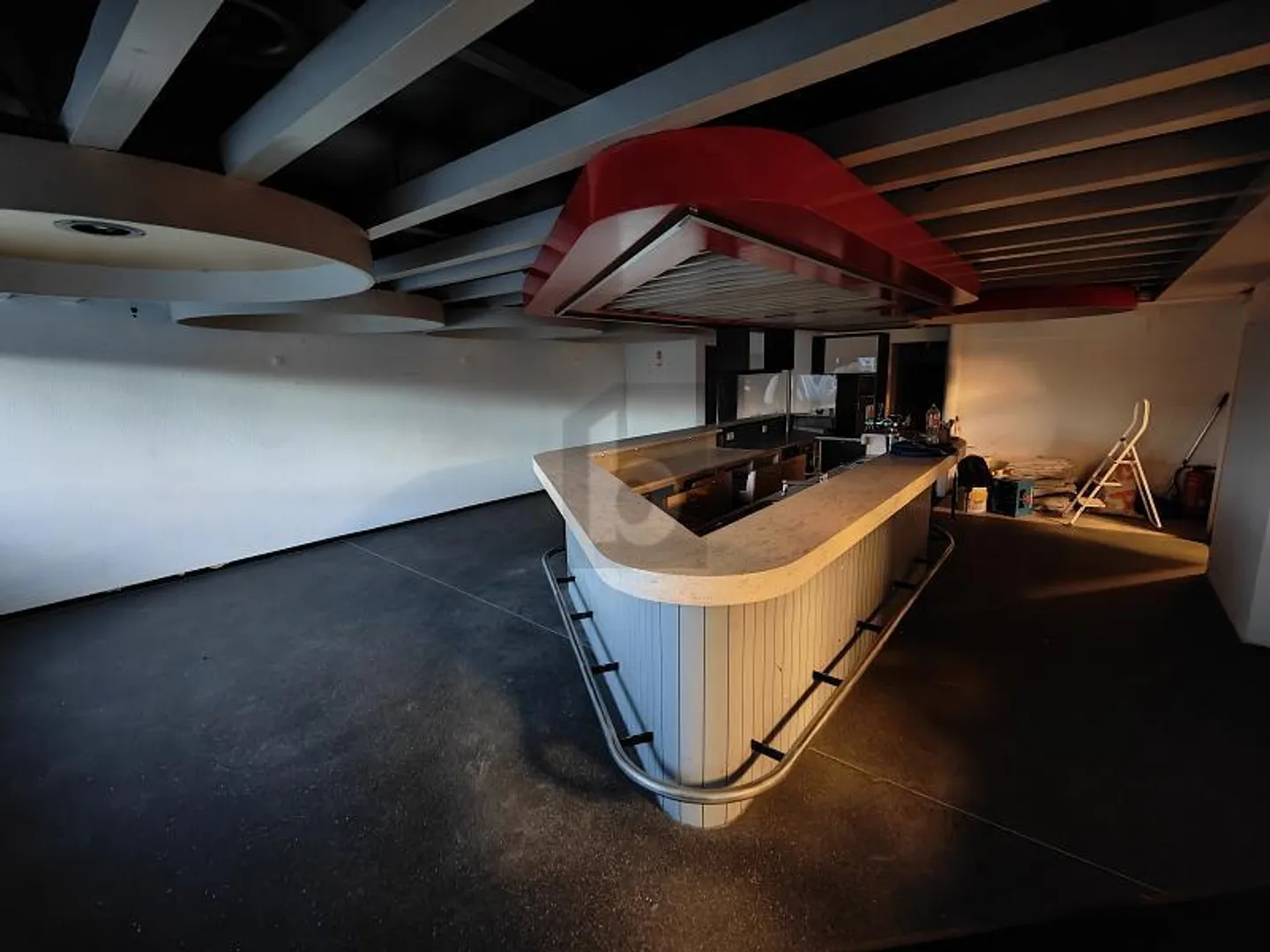 CENTRAL AND VERSATILE - Photo 2 of 6