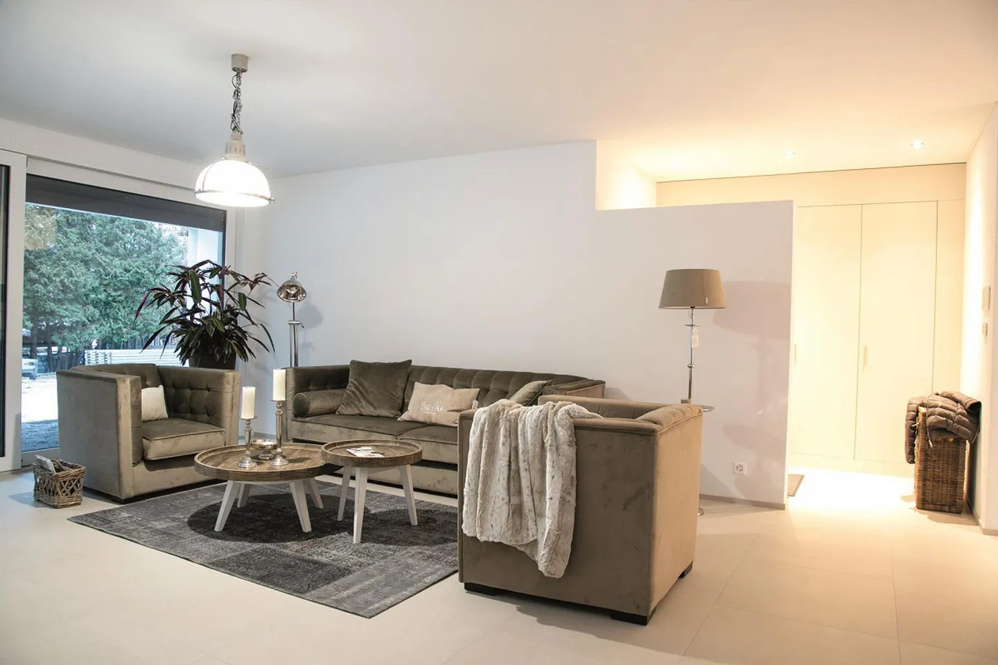 Attractive, Modern Ground Floor Apartment - Photo 2 of 8