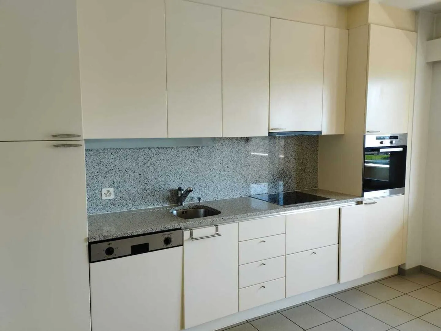 Spacious Apartment with Garden - Photo 11 of 31