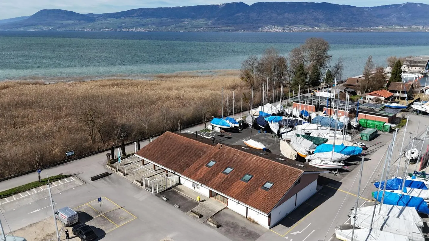 Bâtiment avec restaurant, épicerie et chambres près du lac - Photo 2 sur 13