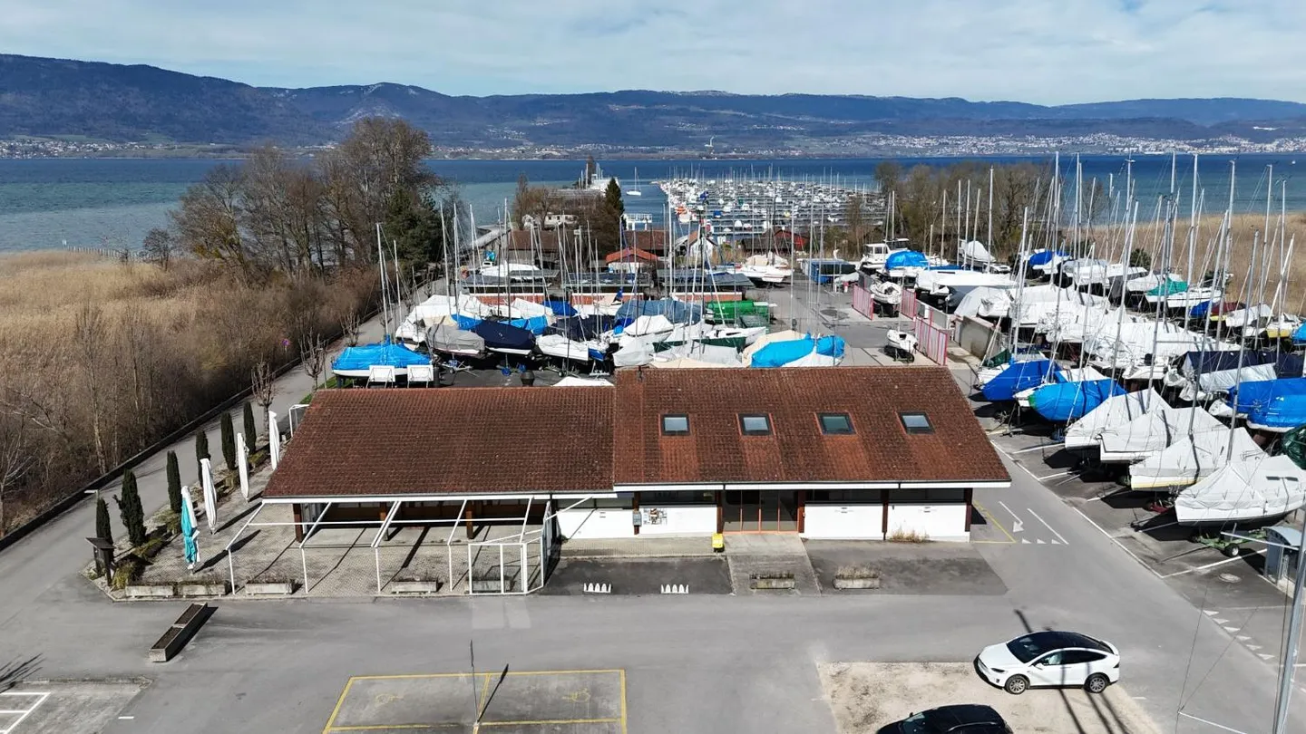 Bâtiment avec restaurant, épicerie et chambres près du lac - Photo 12 sur 13