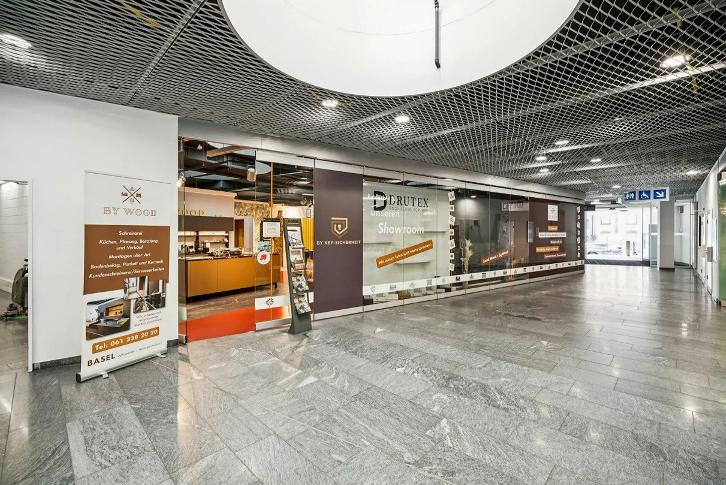 Spazio commerciale spazioso con opzioni di utilizzo versatili - Foto 2 di 9