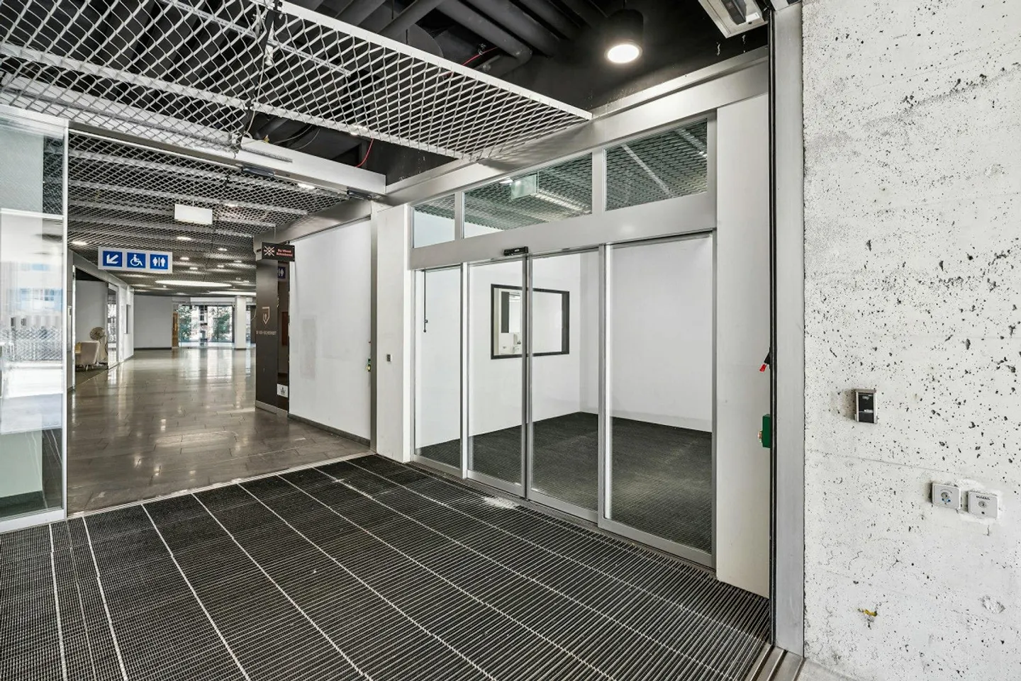 Spazio commerciale spazioso con opzioni di utilizzo versatili - Foto 7 di 9