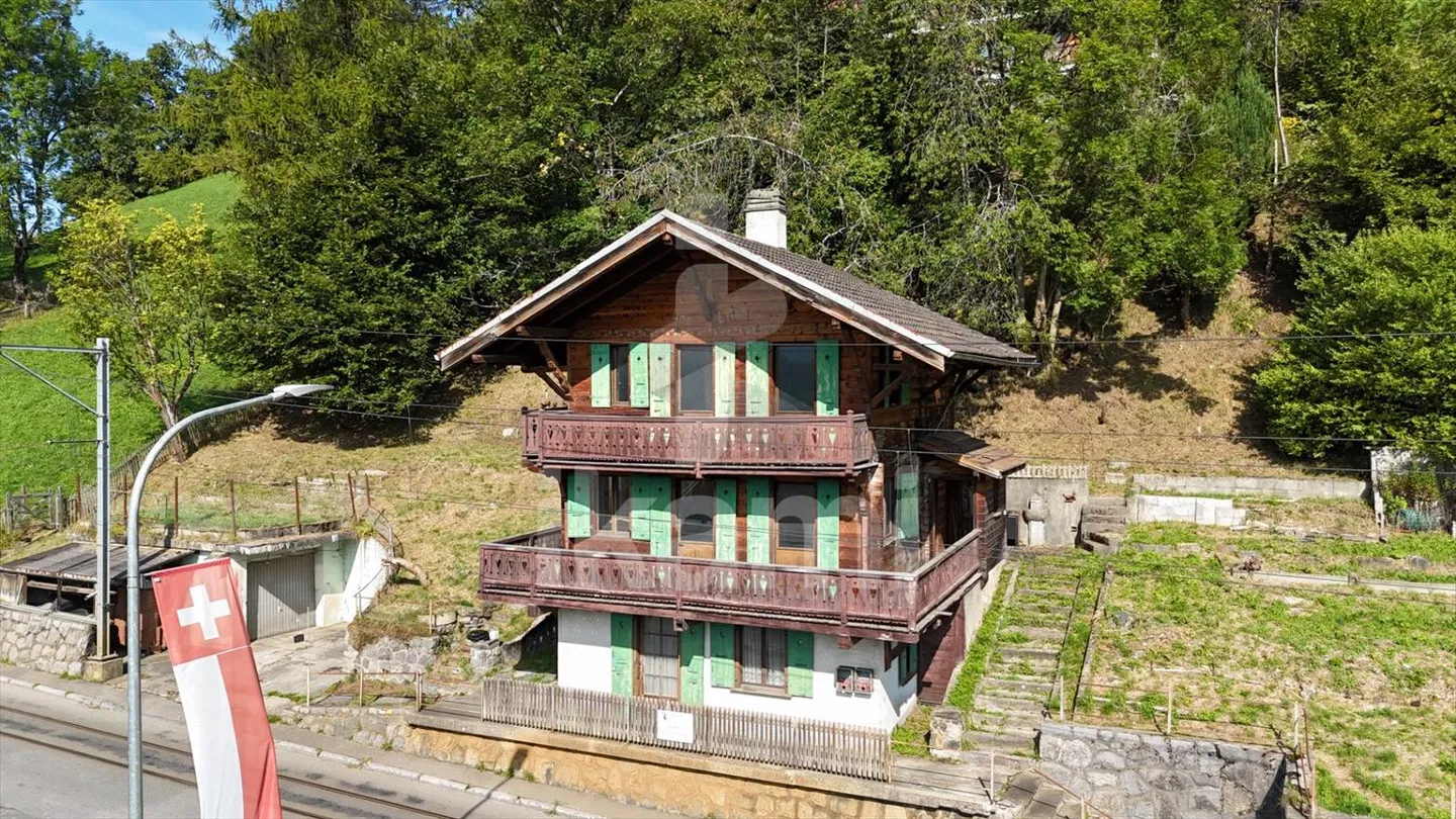 Esclusiva: Chalet svizzero da ristrutturare con vista mozzafiato sulle Alpi - Foto 1 di 11