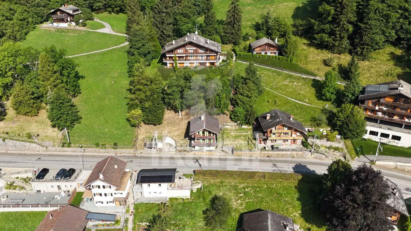 Esclusiva: Chalet svizzero da ristrutturare con vista mozzafiato sulle Alpi - Foto 2 di 11