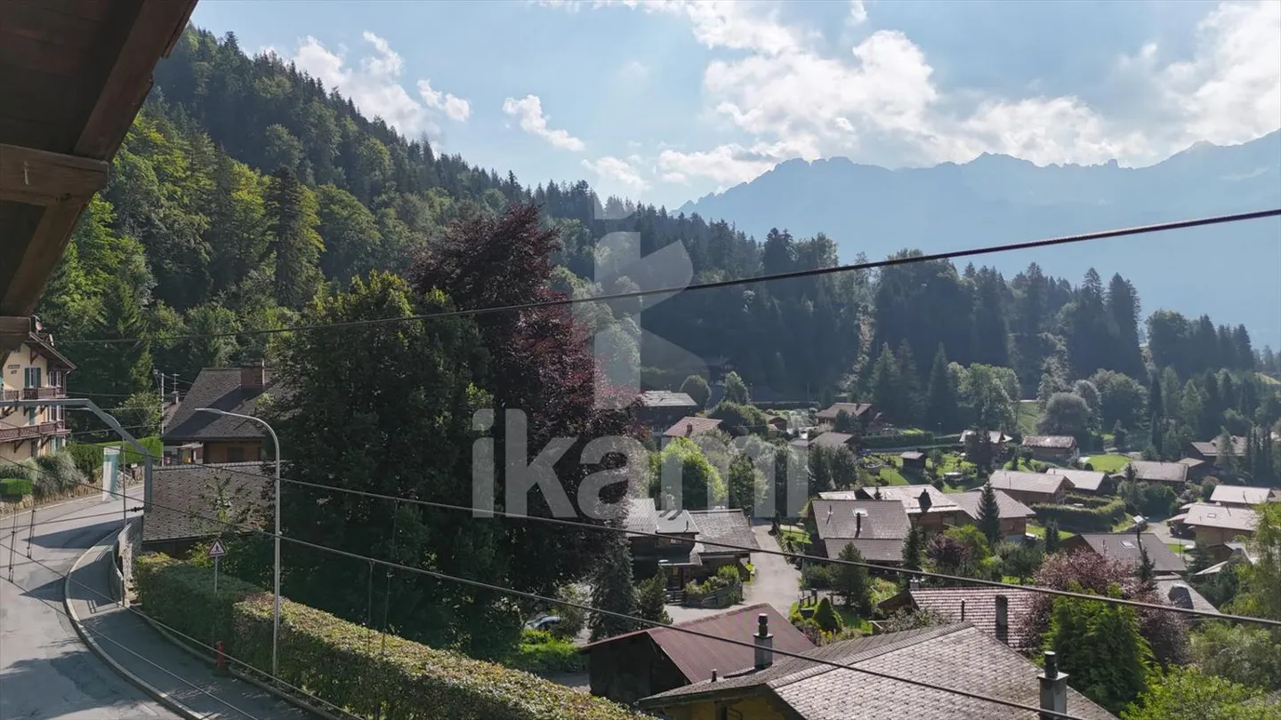 Esclusiva: Chalet svizzero da ristrutturare con vista mozzafiato sulle Alpi - Foto 3 di 11
