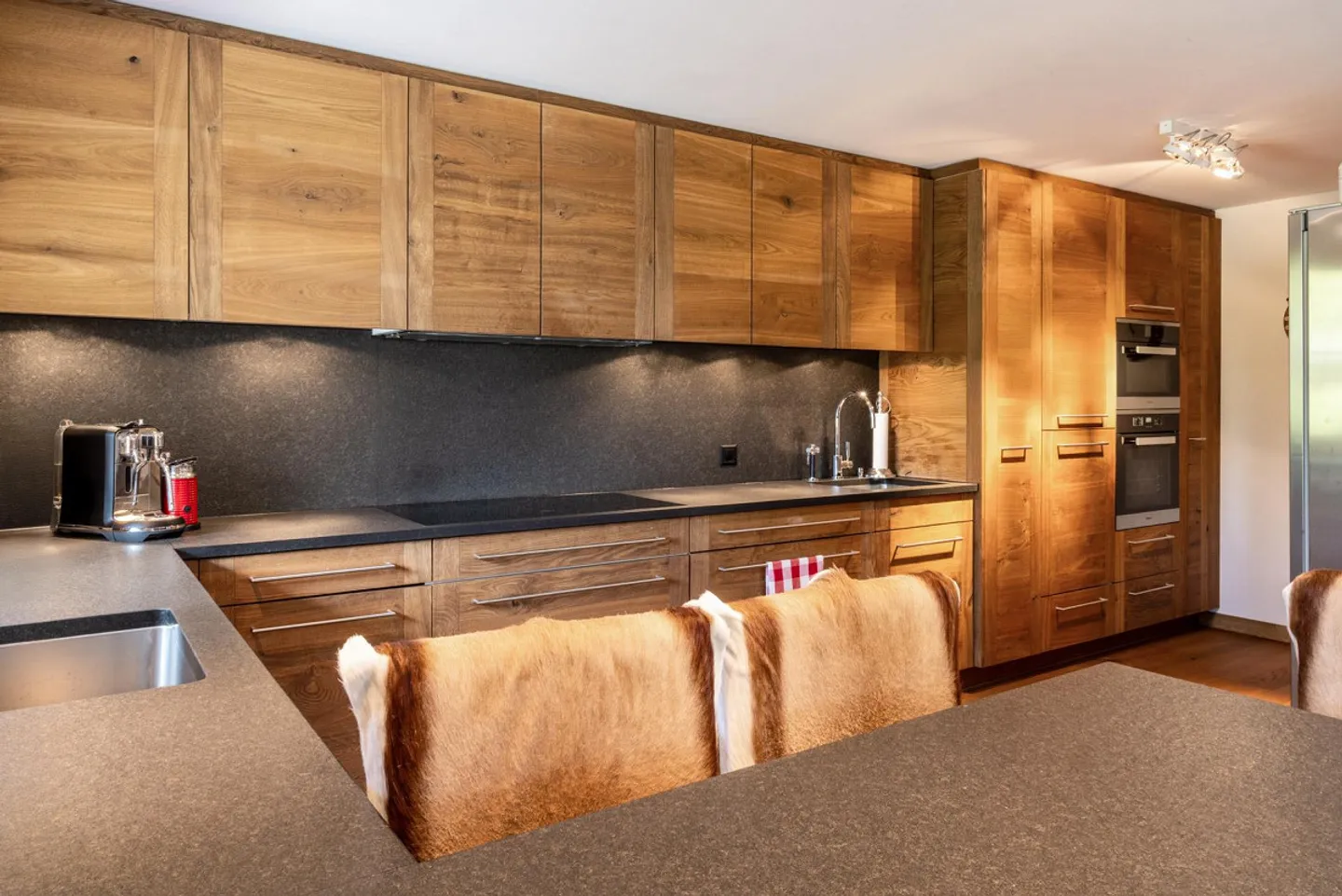 Living with Style: Alpine Retreat with Impressive Views - Photo 3 of 11