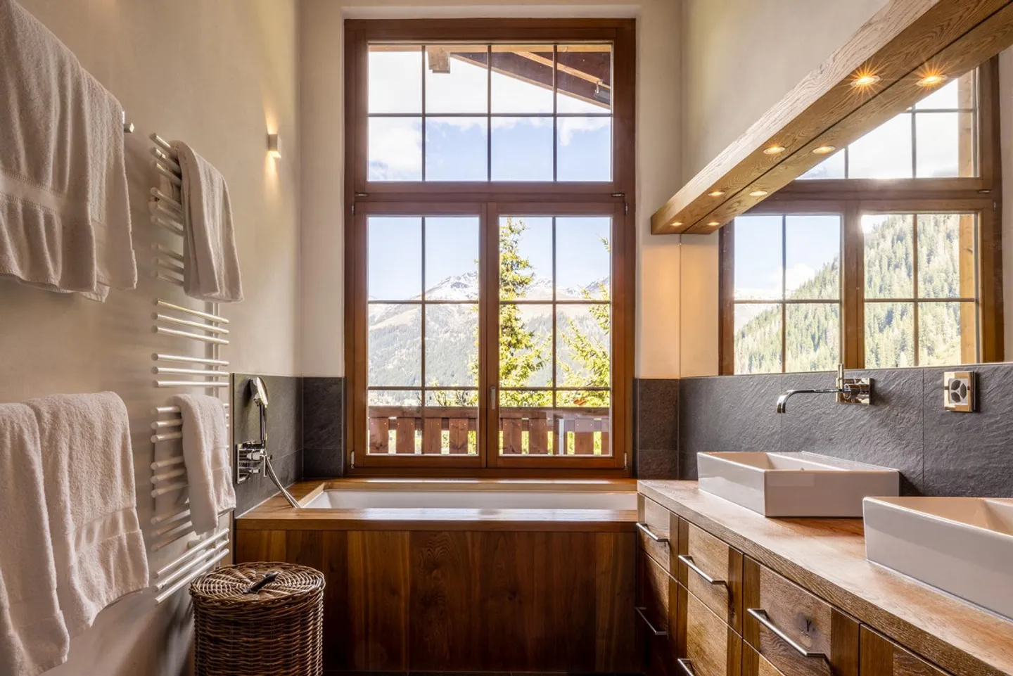 Living with Style: Alpine Retreat with Impressive Views - Photo 5 of 11