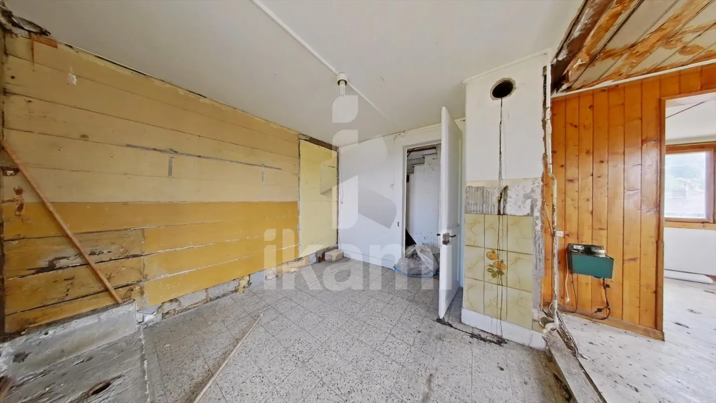 Esclusiva: Chalet svizzero da ristrutturare con vista mozzafiato sulle Alpi - Foto 9 di 11