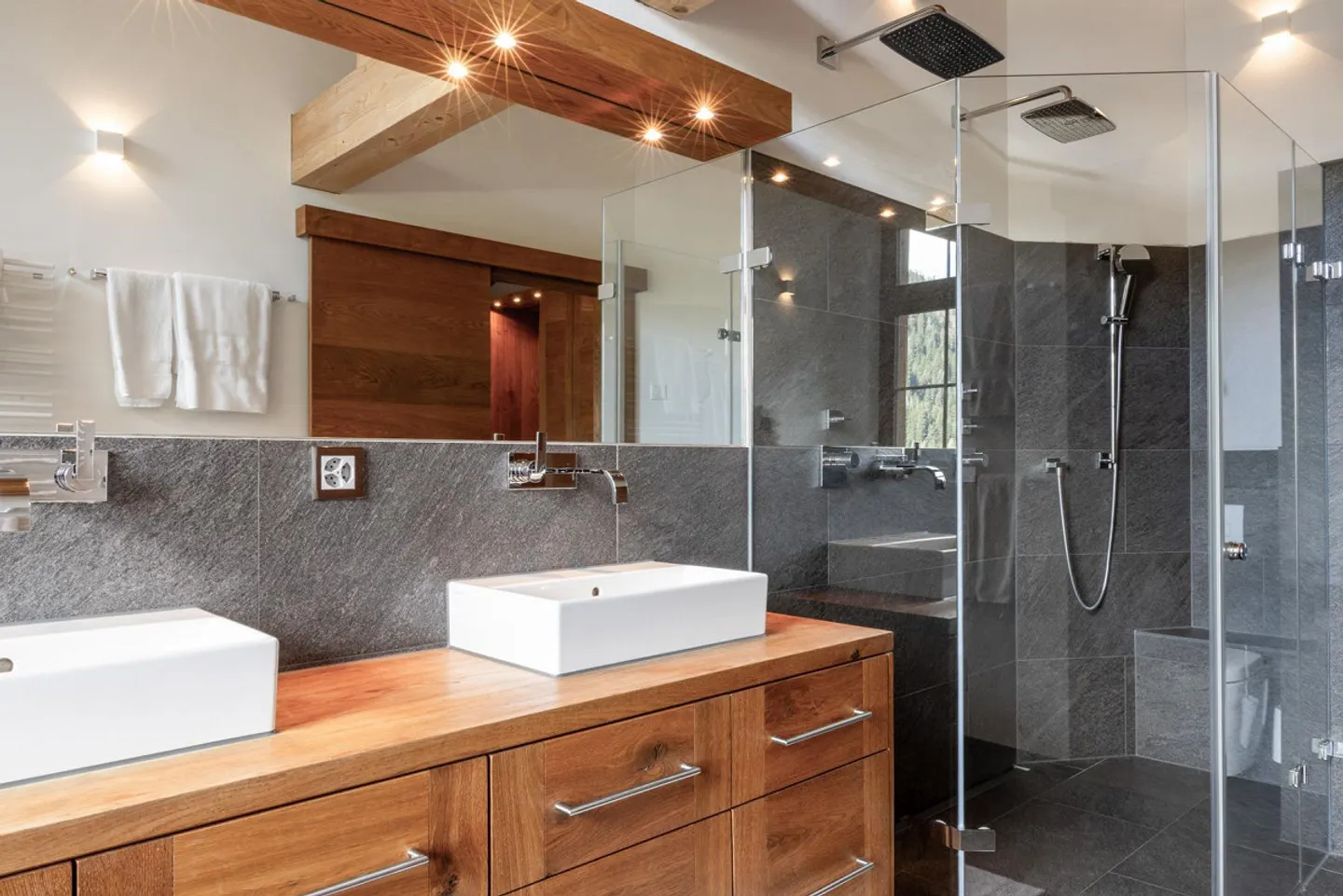 Living with Style: Alpine Retreat with Impressive Views - Photo 6 of 11