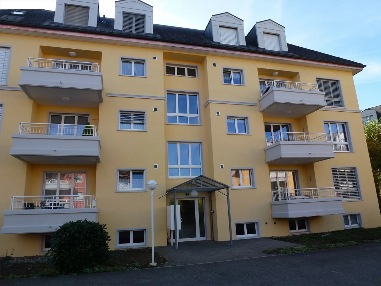 Ampio appartamento di 3,5 locali con balcone e vista lago - Foto 1 di 10