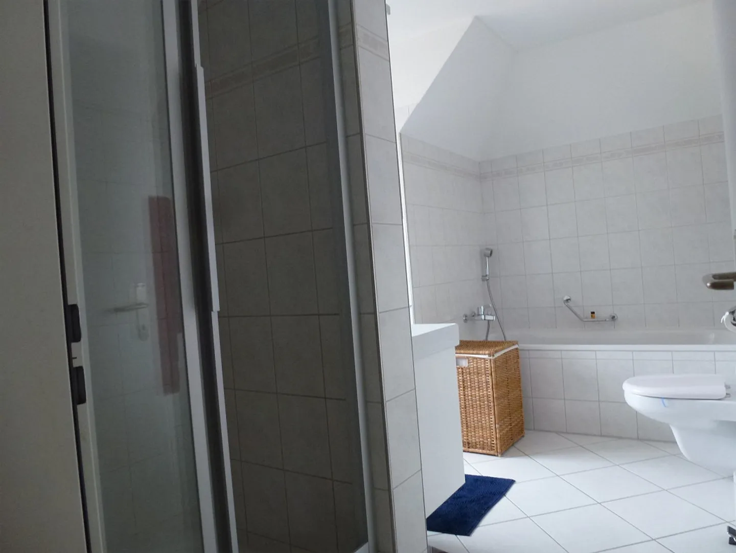 Ampio appartamento di 3,5 locali con balcone e vista lago - Foto 2 di 10