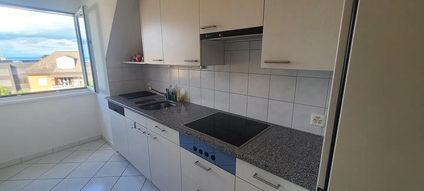 Ampio appartamento di 3,5 locali con balcone e vista lago - Foto 5 di 10
