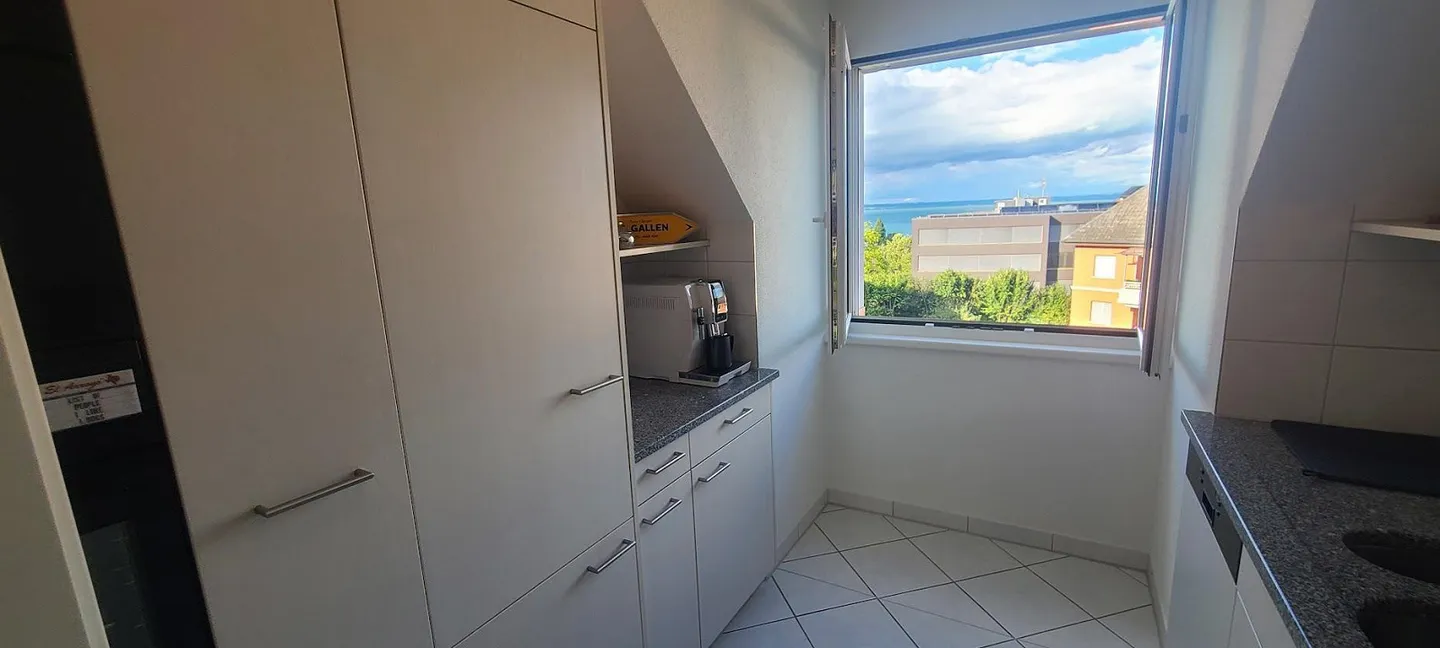 Ampio appartamento di 3,5 locali con balcone e vista lago - Foto 6 di 10