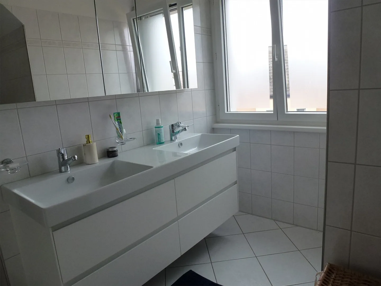 Ampio appartamento di 3,5 locali con balcone e vista lago - Foto 3 di 10