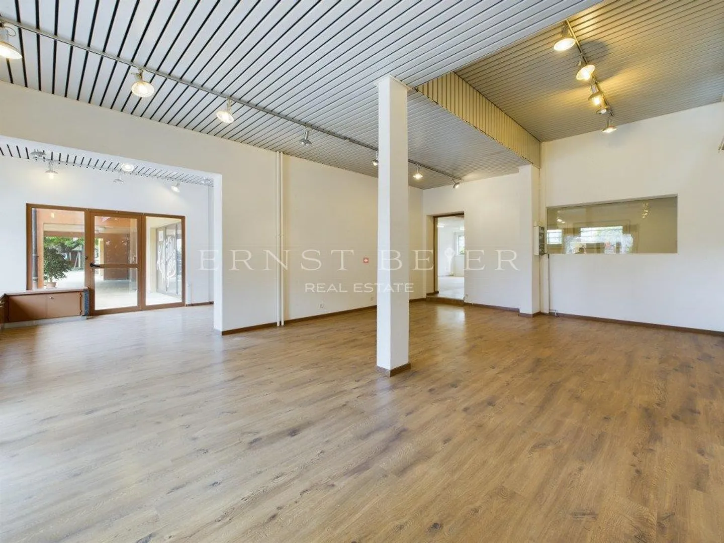 Arcade commerciale con vetrine - Foto 4 di 13