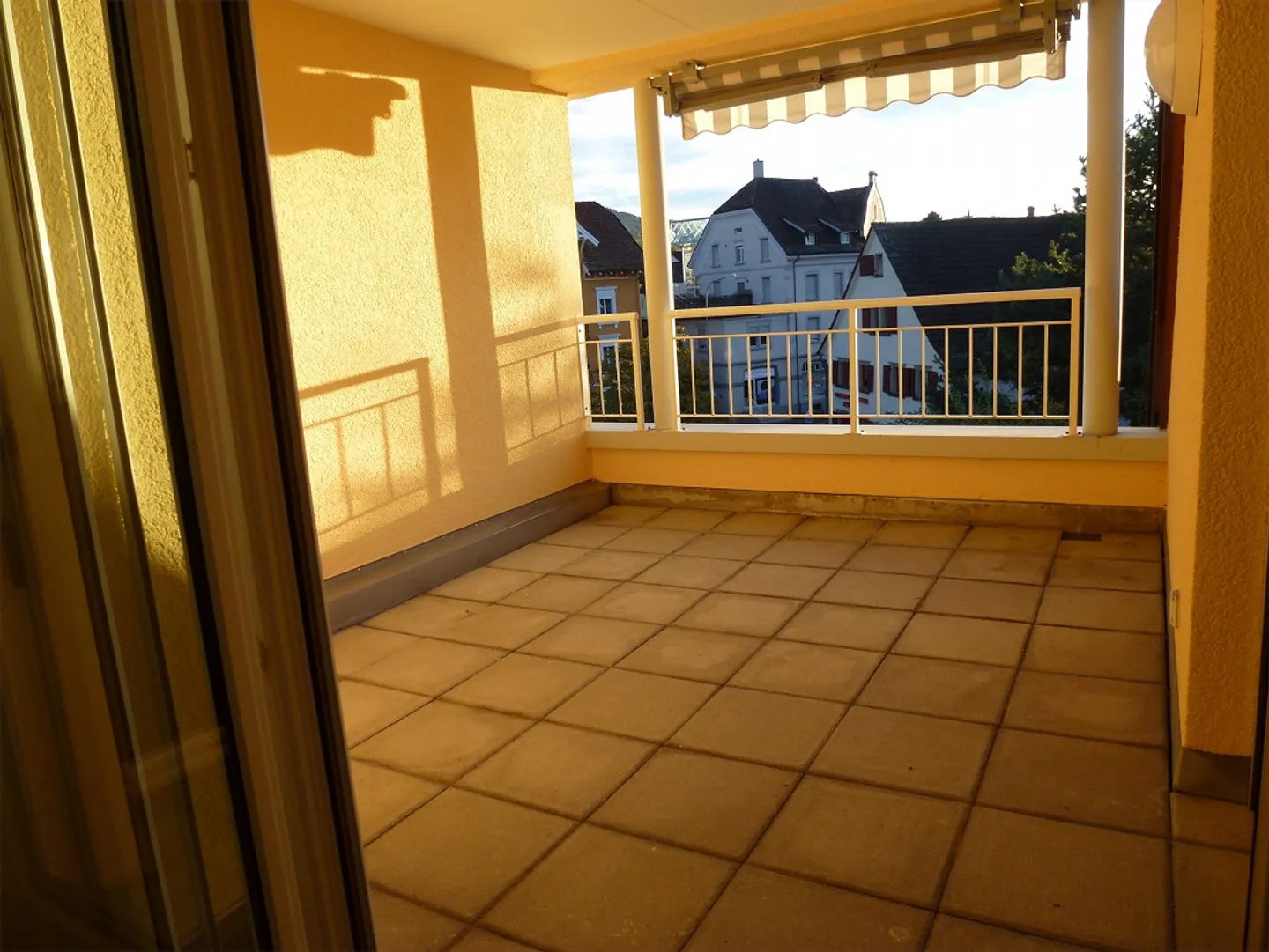 Ampio appartamento di 3,5 locali con balcone e vista lago - Foto 4 di 10