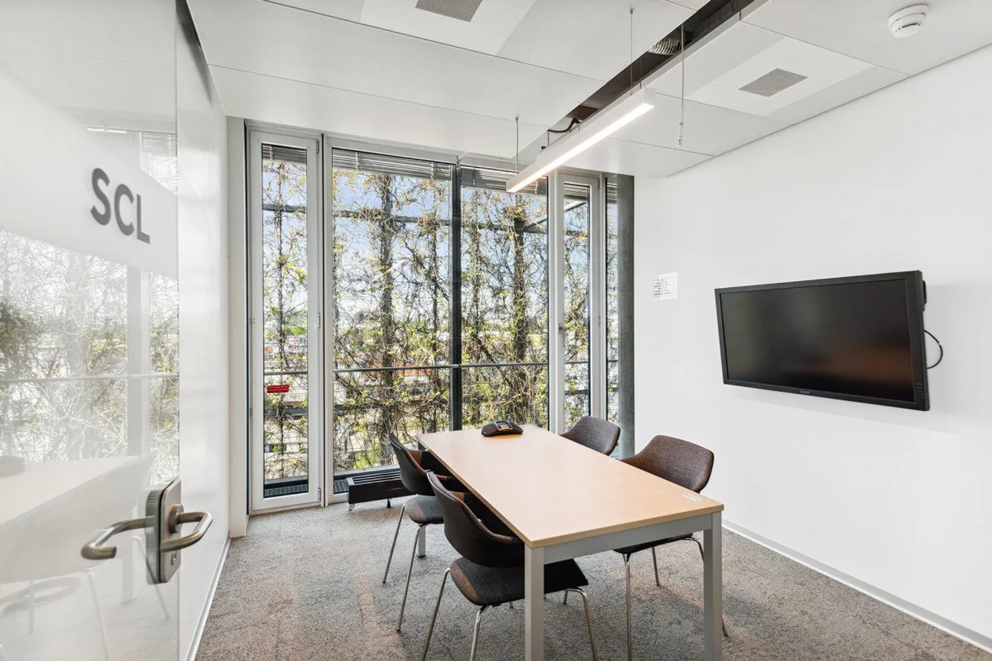 Sustainable Office Spaces Near Zurich Airport - Photo 4 of 13