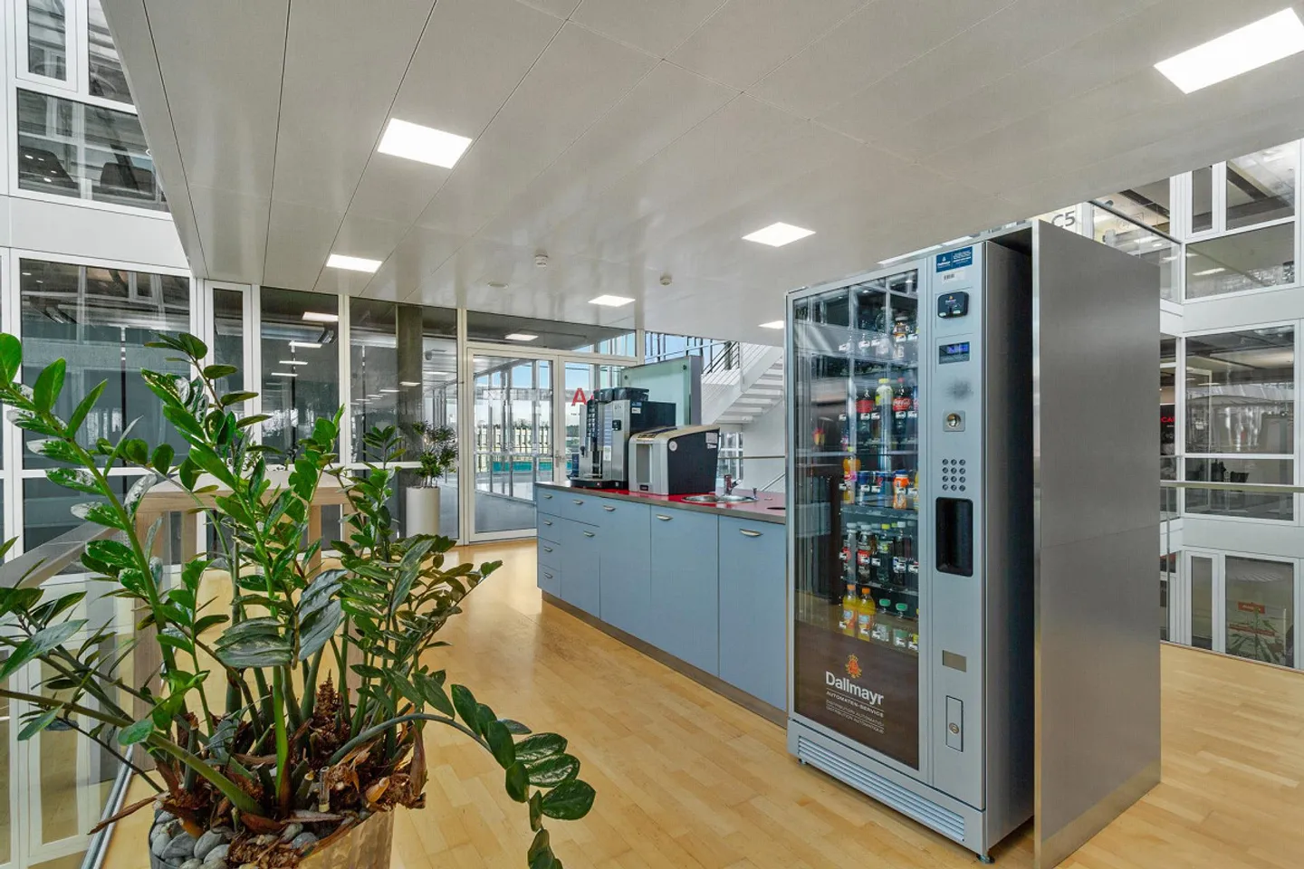 Sustainable Office Spaces Near Zurich Airport - Photo 8 of 13