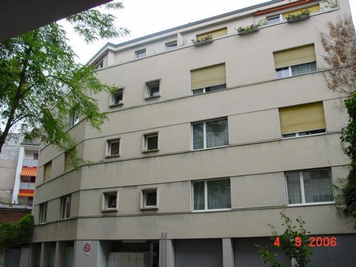 Appartement rénové de 3 pièces dans un bâtiment arrière calme - Photo 1 sur 1