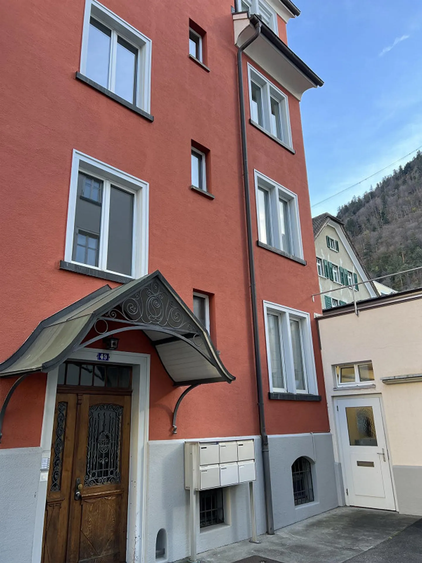 Charmante 4 Zimmer Altbau-Wohnung mit renoviertem Bad - Photo 1 sur 17