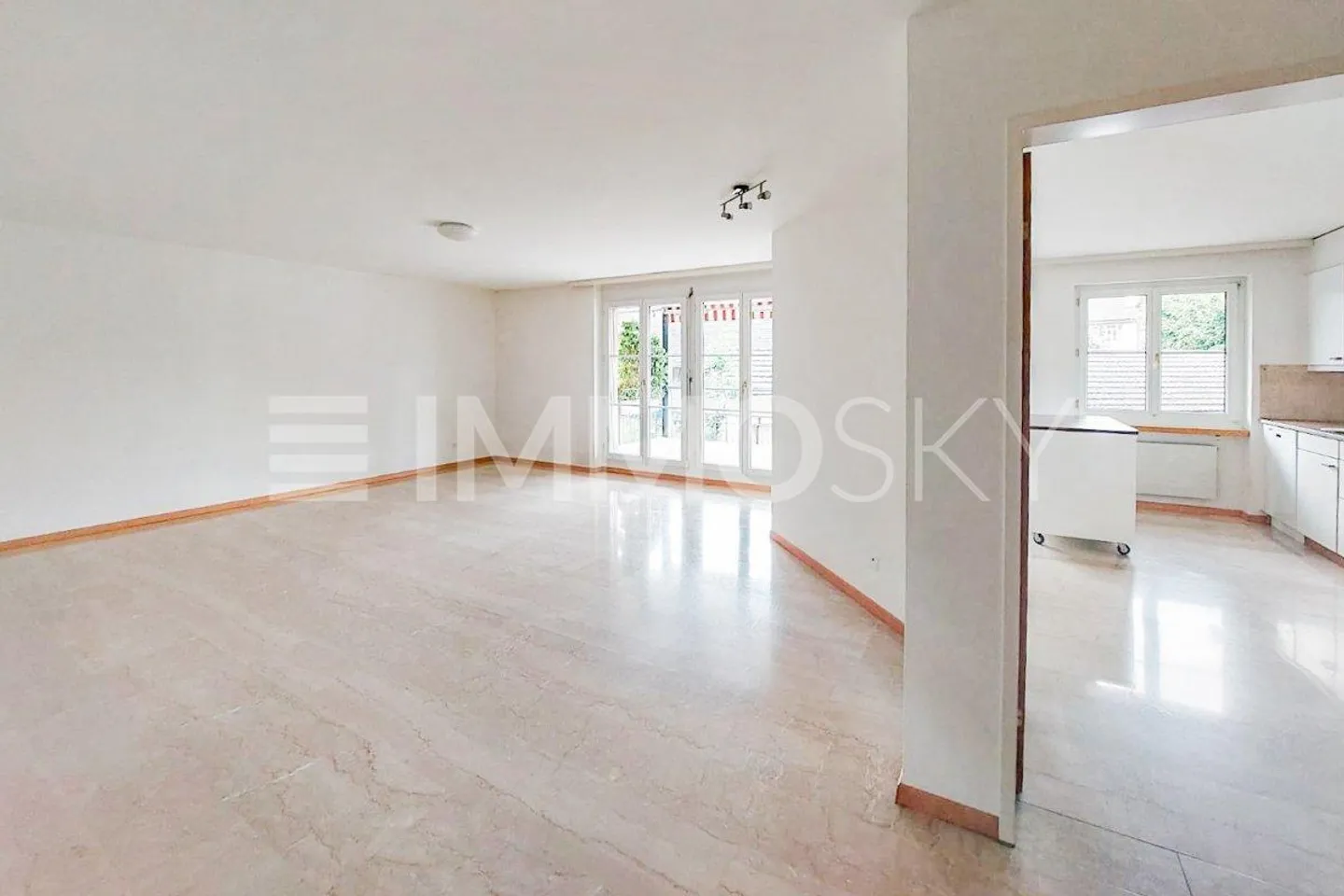 Modernes Zuhause mit sonnigem Balkon - Foto 4 von 5