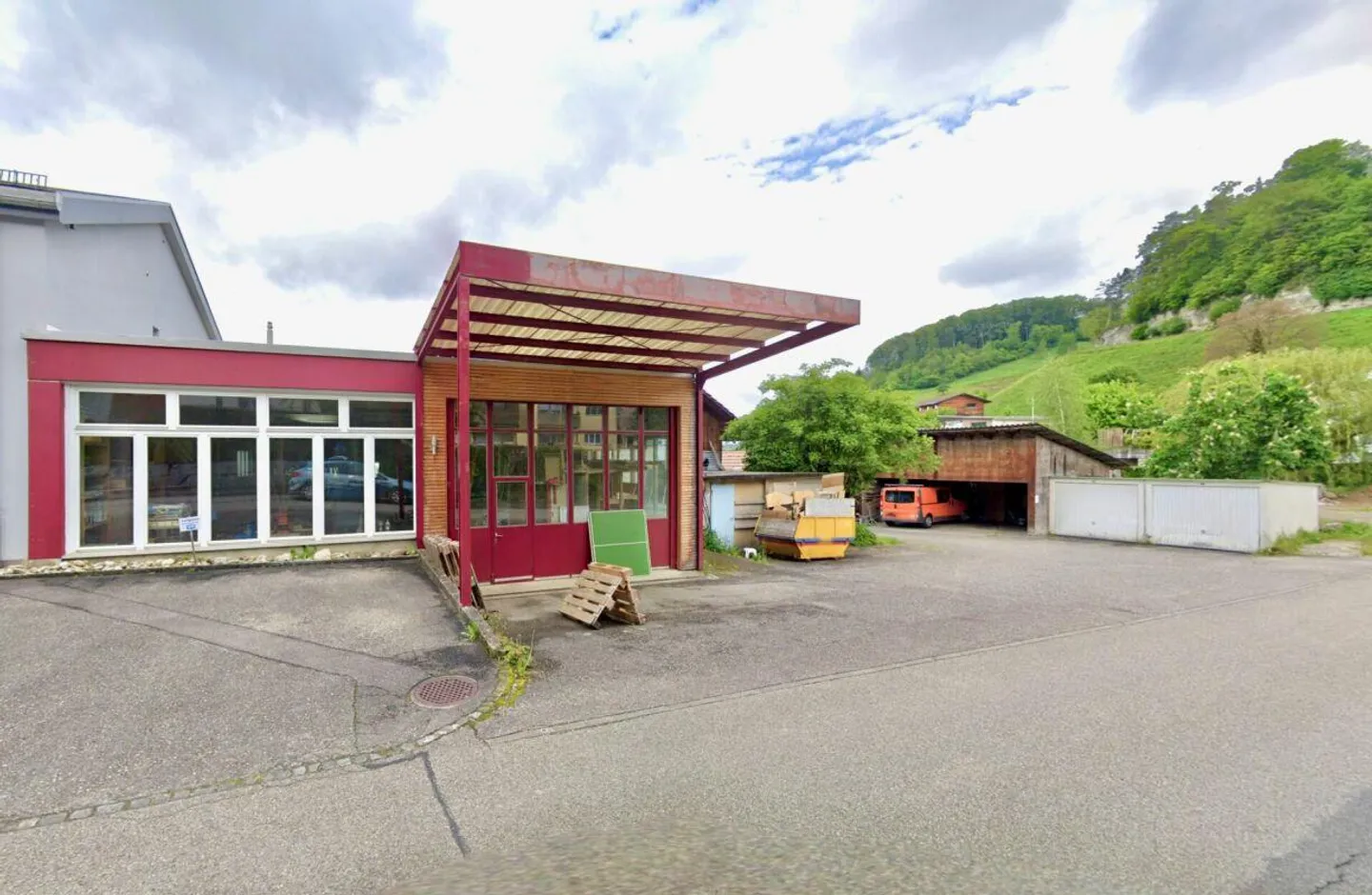 Hall commercial attrayant avec potentiel de développement - Photo 1 sur 7