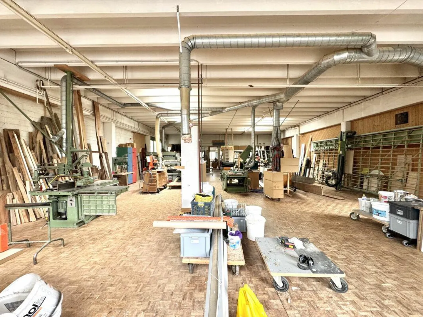 Hall commercial attrayant avec potentiel de développement - Photo 3 sur 7