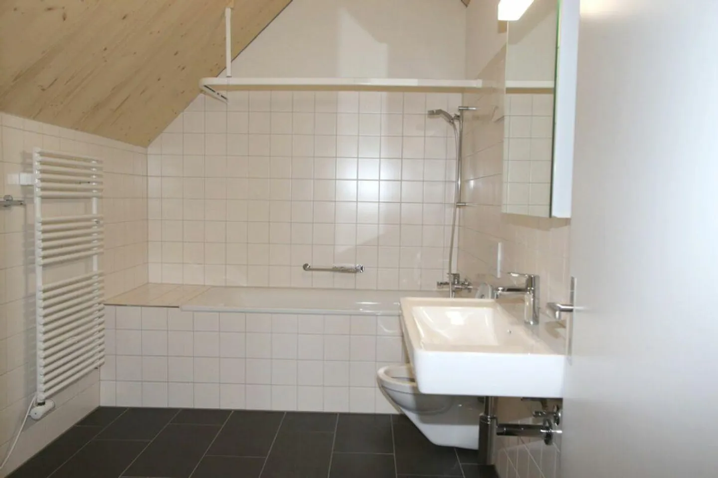 GROSSZÜGIGE MAISONETTEWOHNUNG IN LÄNDLICHER IDYLLE - Photo 6 sur 17