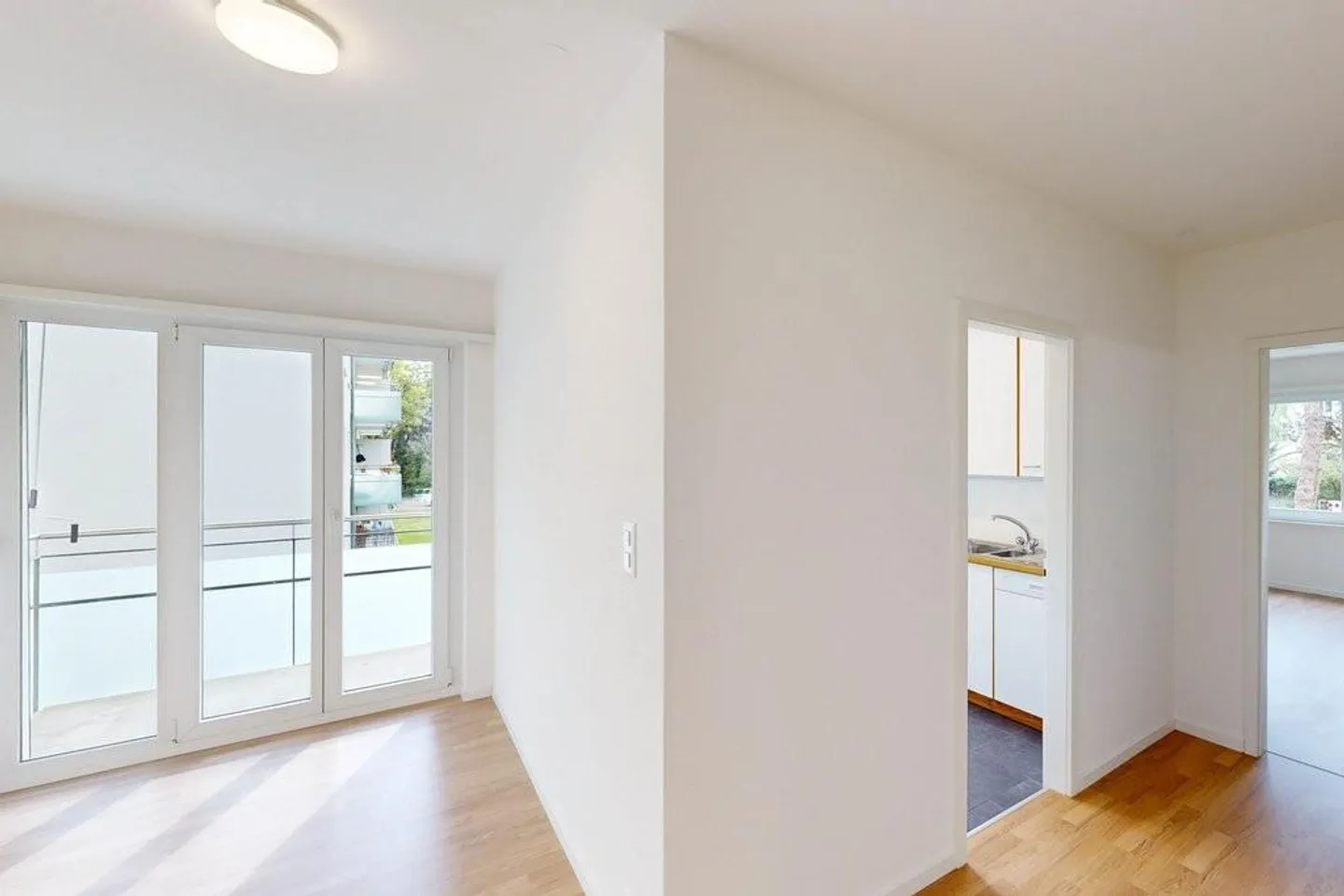 Appartamento luminoso con lavatrice-asciugatrice privata - Foto 2 di 11