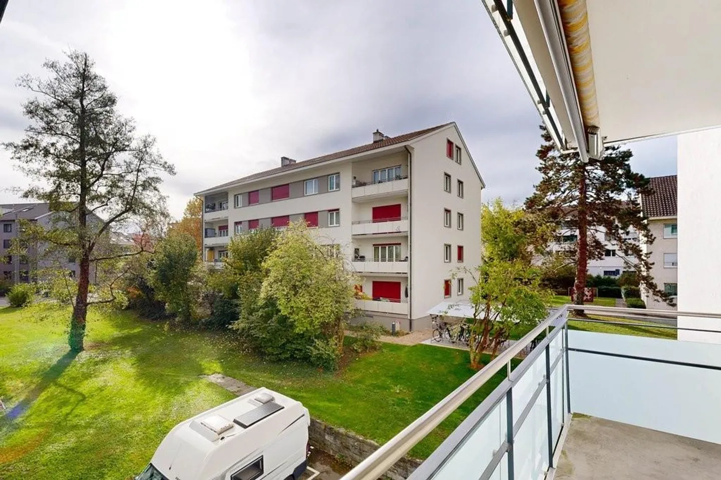 Appartamento luminoso con lavatrice-asciugatrice privata - Foto 3 di 11