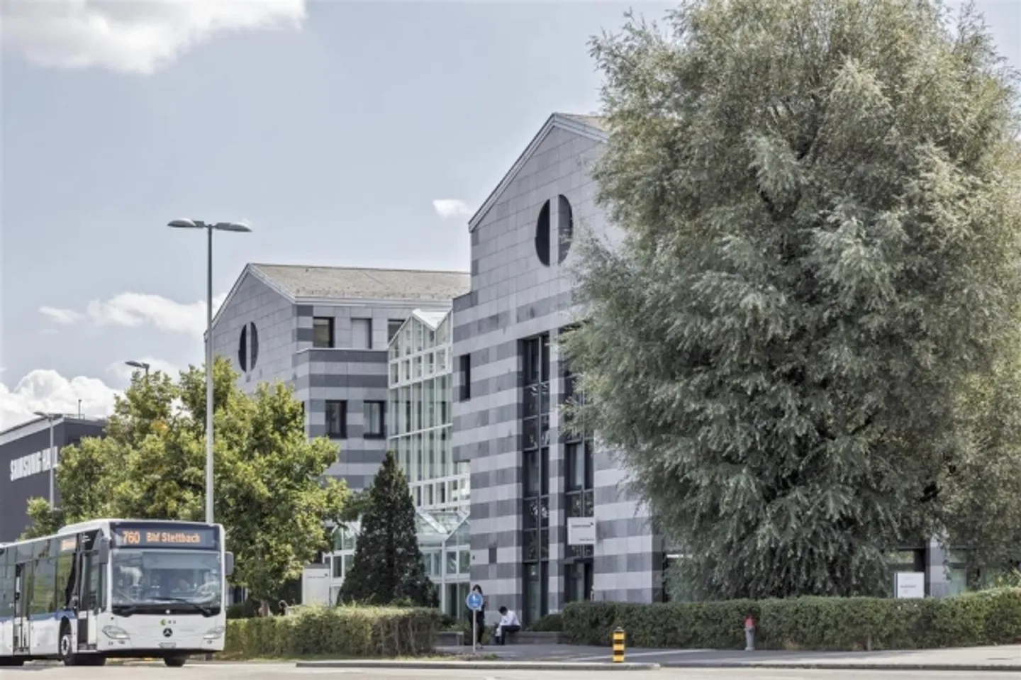 Spazi di stoccaggio diversi di fronte alla stazione di Stettbach - Foto 1 di 3