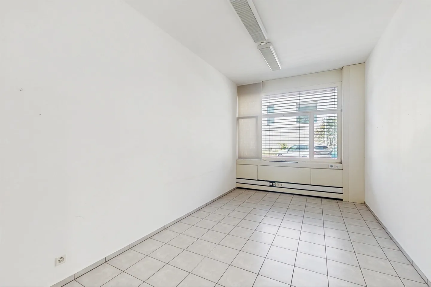 125m2 commercial space on the ground floor - strategic accessibility in Manno - Photo 9 of 12