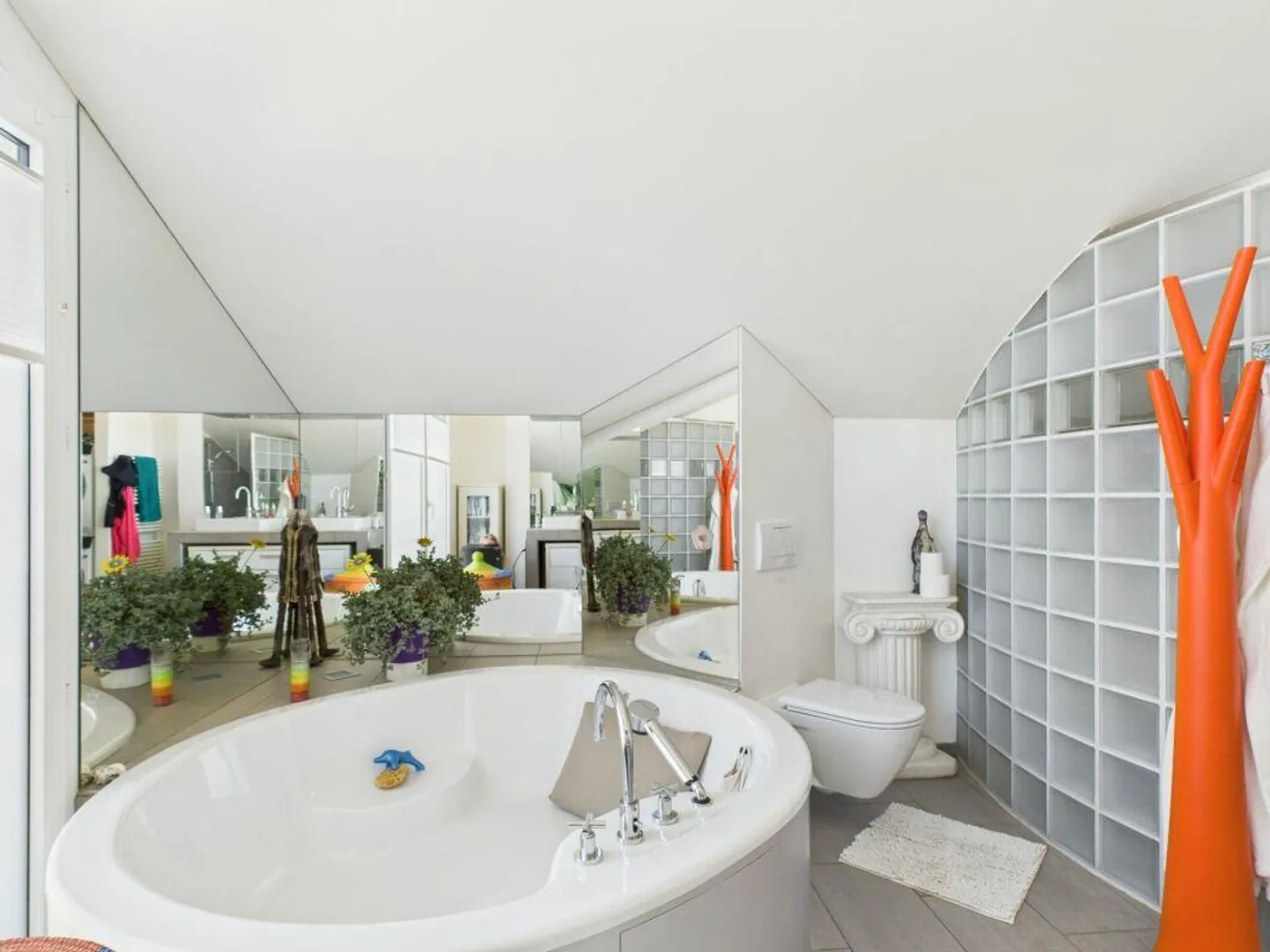 Dream House in the Green Seeks Artist Couple - Photo 13 of 23