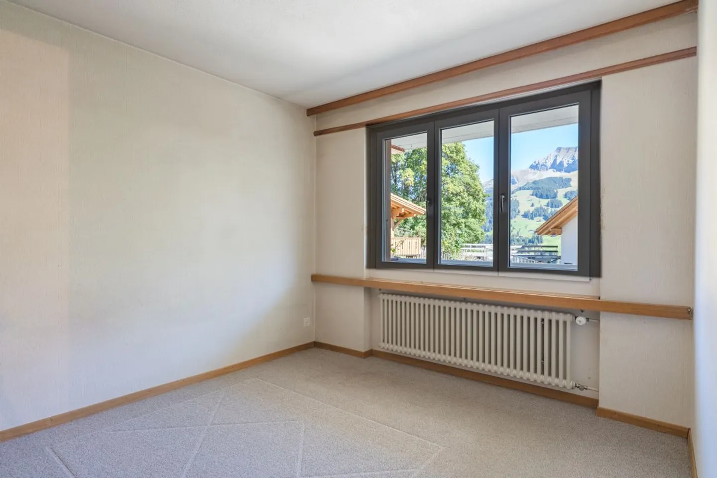 Charming Ground Floor Apartment - Photo 7 of 13