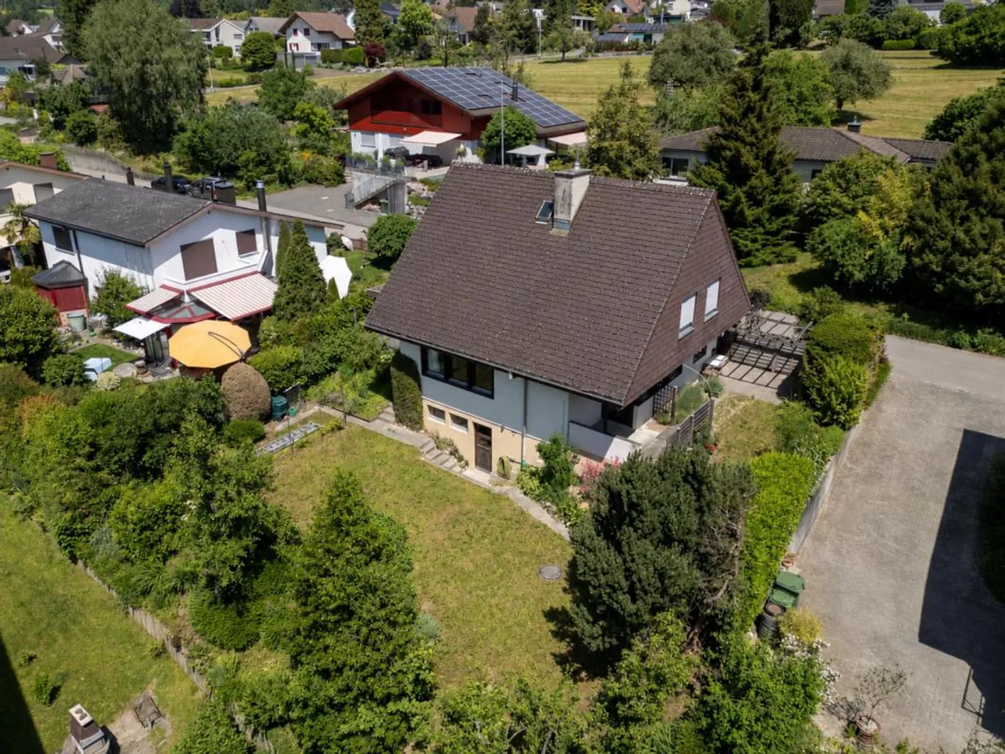 Incantevole casa unifamiliare di 5,5 stanze con giardino idilliaco e molta privacy - Foto 2 di 16