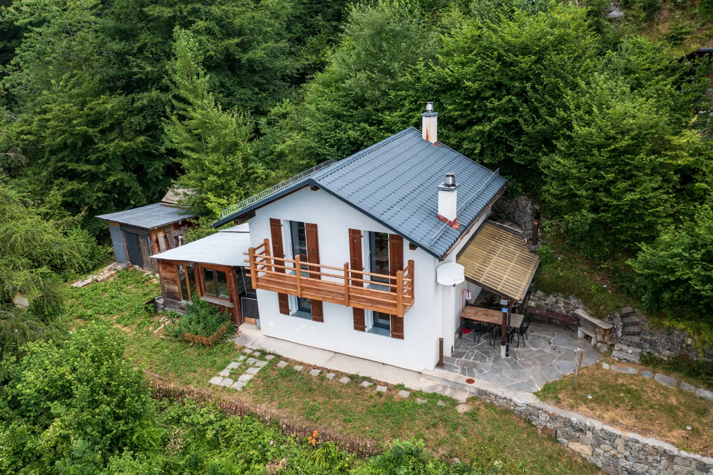 Wunderschönes renoviertes Chalet auf einem Grundstück von 3'932 m2 - Foto 1 von 12