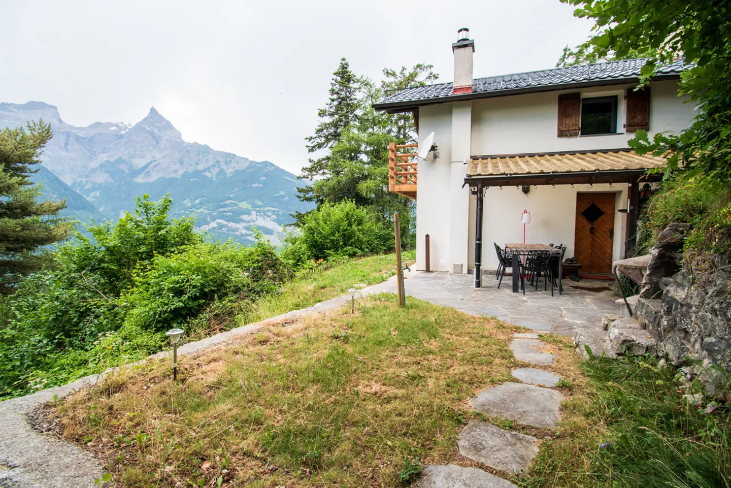 Wunderschönes renoviertes Chalet auf einem Grundstück von 3'932 m2 - Foto 2 von 12