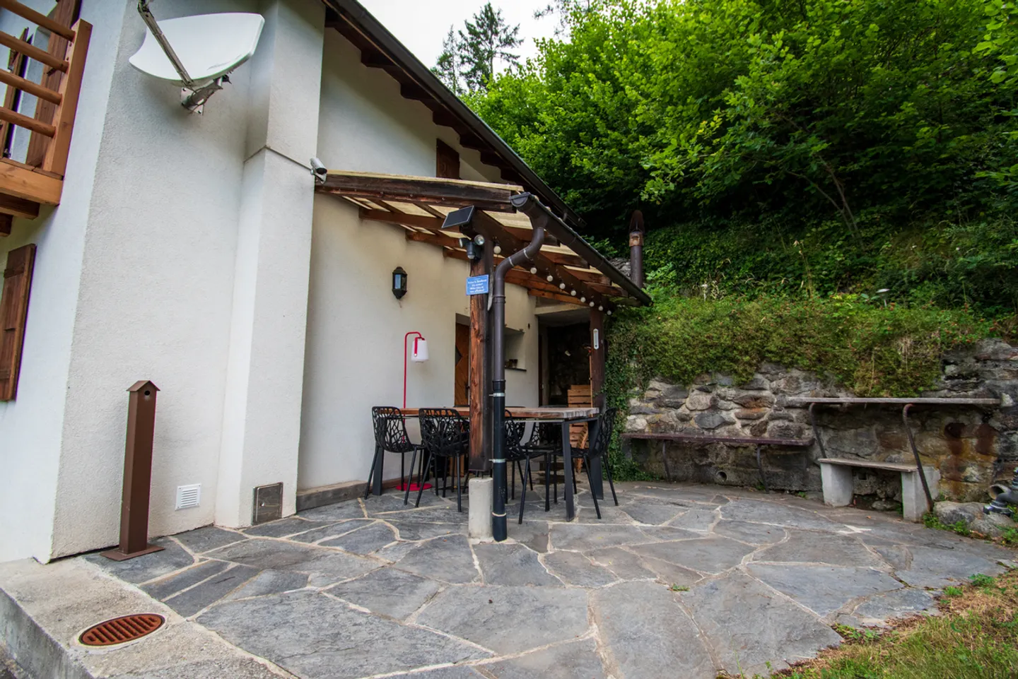 Wunderschönes renoviertes Chalet auf einem Grundstück von 3'932 m2 - Foto 3 von 12