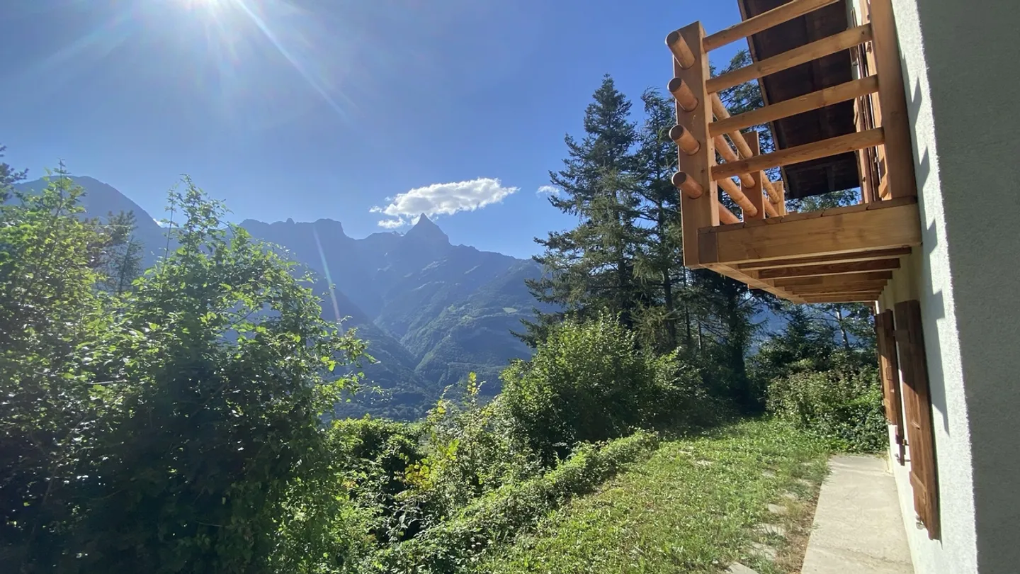 Wunderschönes renoviertes Chalet auf einem Grundstück von 3'932 m2 - Foto 4 von 12