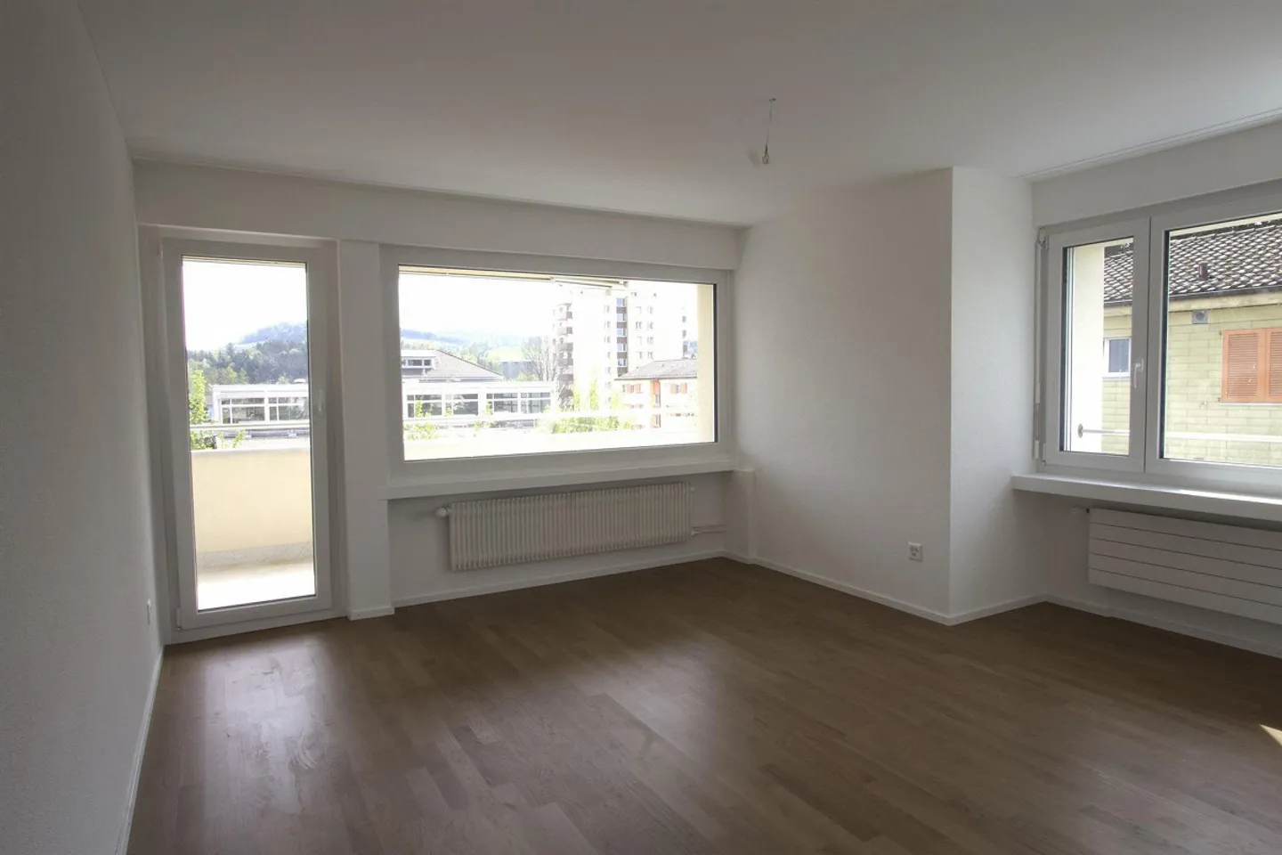 In the center, renovated 3.0 room apartment with 2 balconies - Photo 4 of 7
