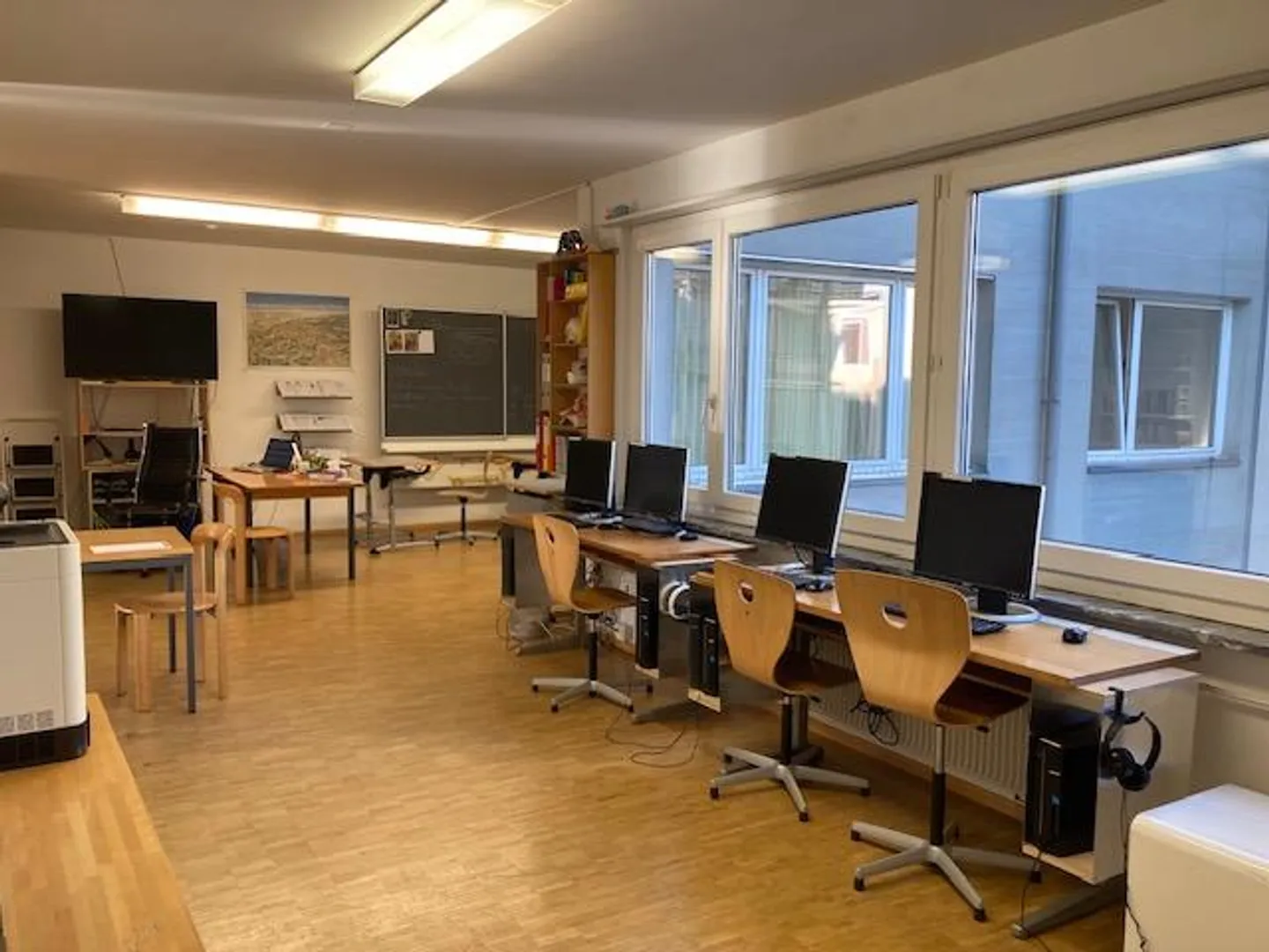 6-Room Office Spaces on Hegenheimerstrasse - Photo 1 of 12