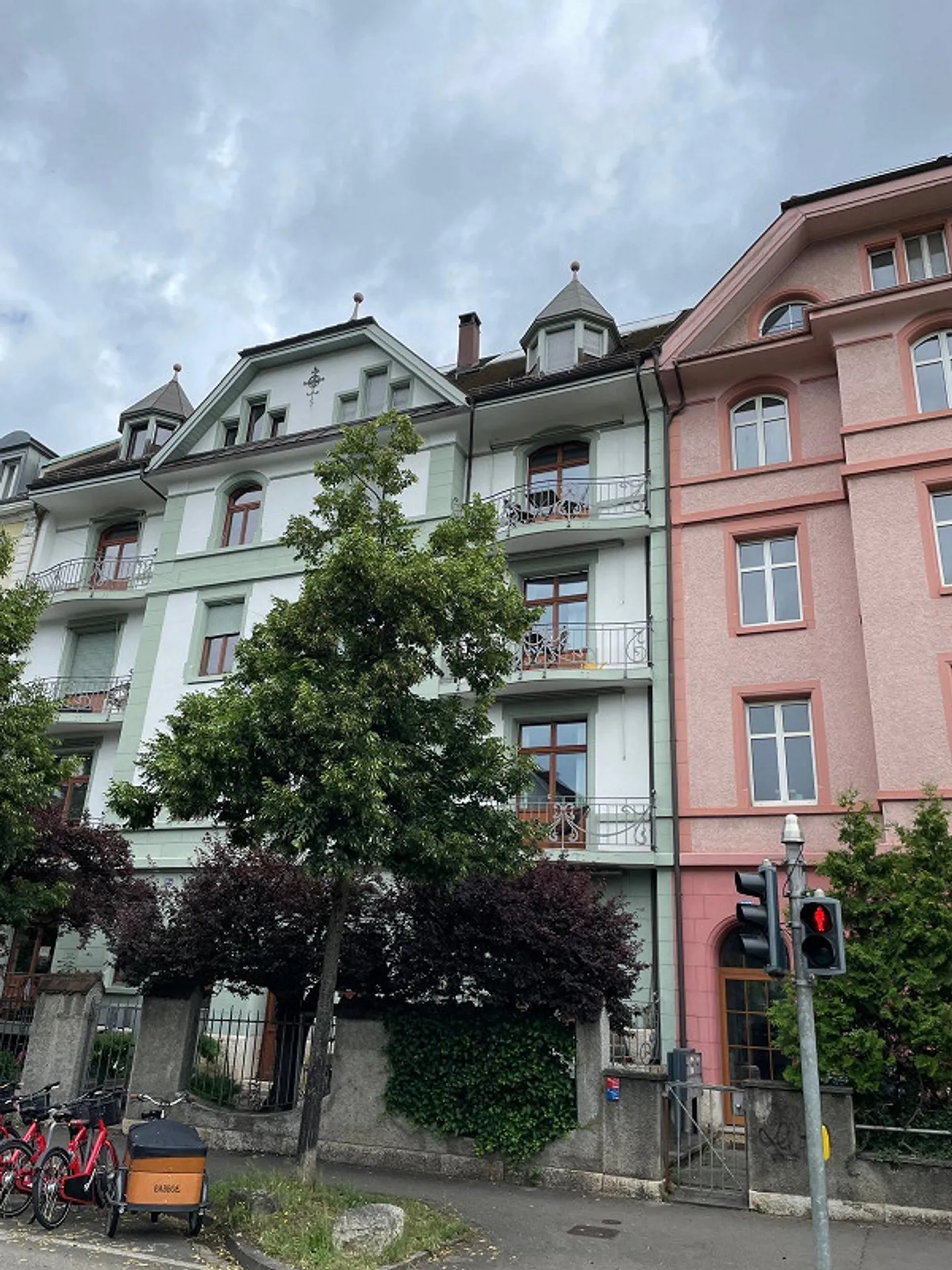 Appartamento di 3,5 stanze in un vecchio edificio da affittare all'ultimo piano - Foto 1 di 11