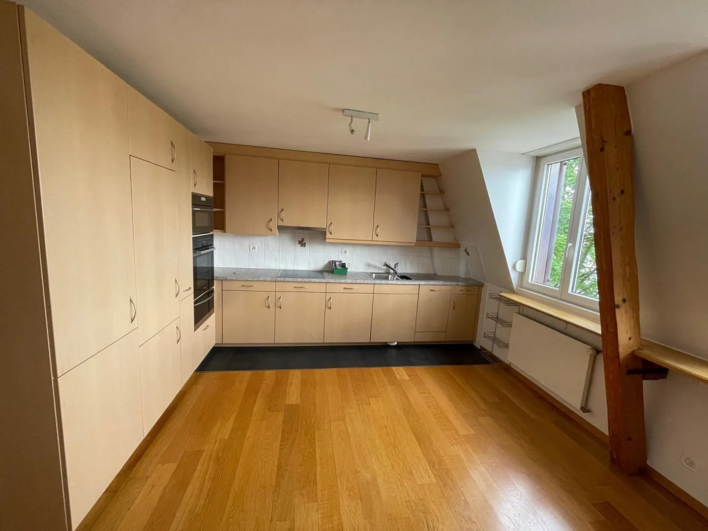 Appartamento di 3,5 stanze in un vecchio edificio da affittare all'ultimo piano - Foto 3 di 11
