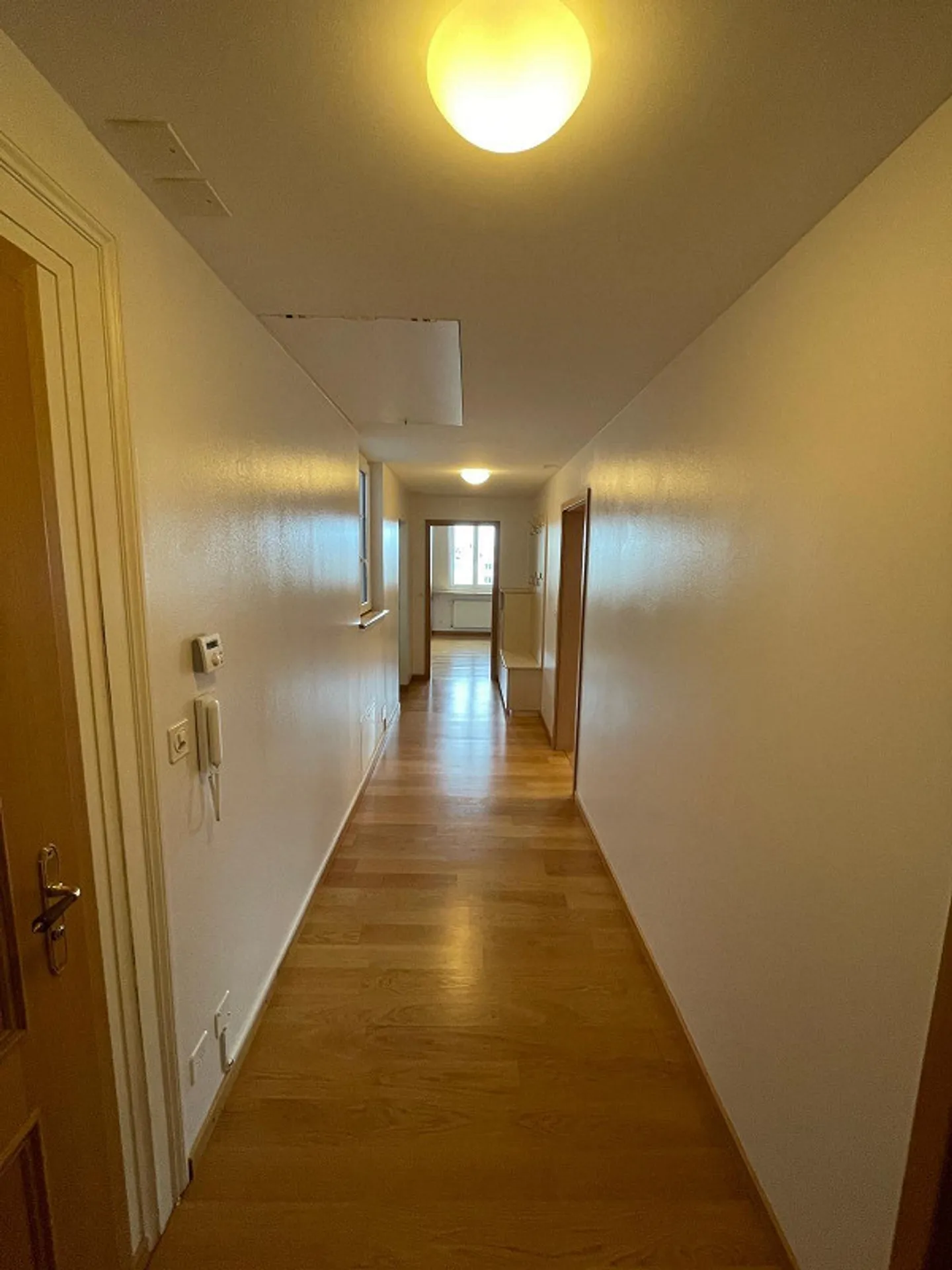 Appartamento di 3,5 stanze in un vecchio edificio da affittare all'ultimo piano - Foto 2 di 11