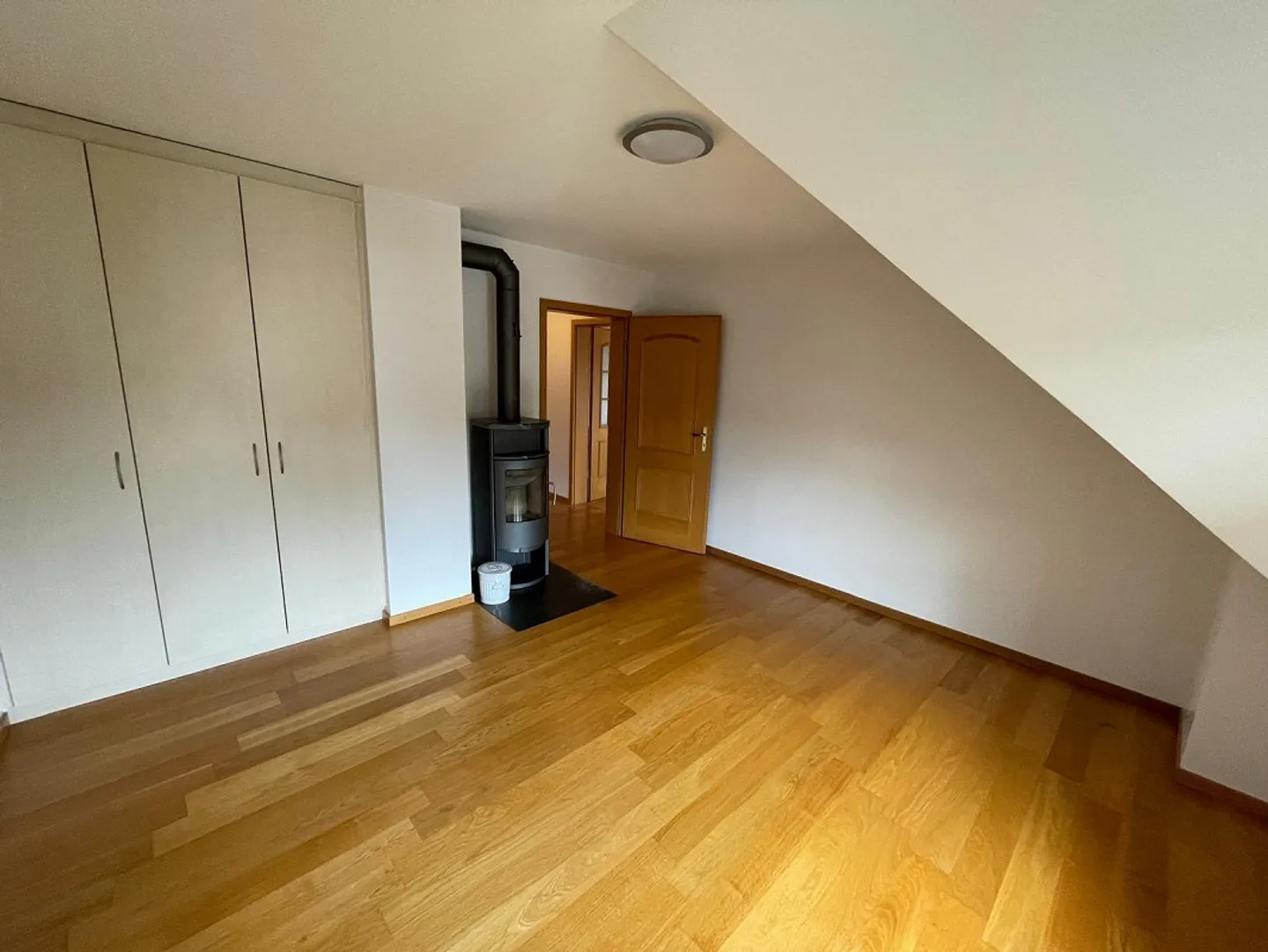 Appartamento di 3,5 stanze in un vecchio edificio da affittare all'ultimo piano - Foto 5 di 11
