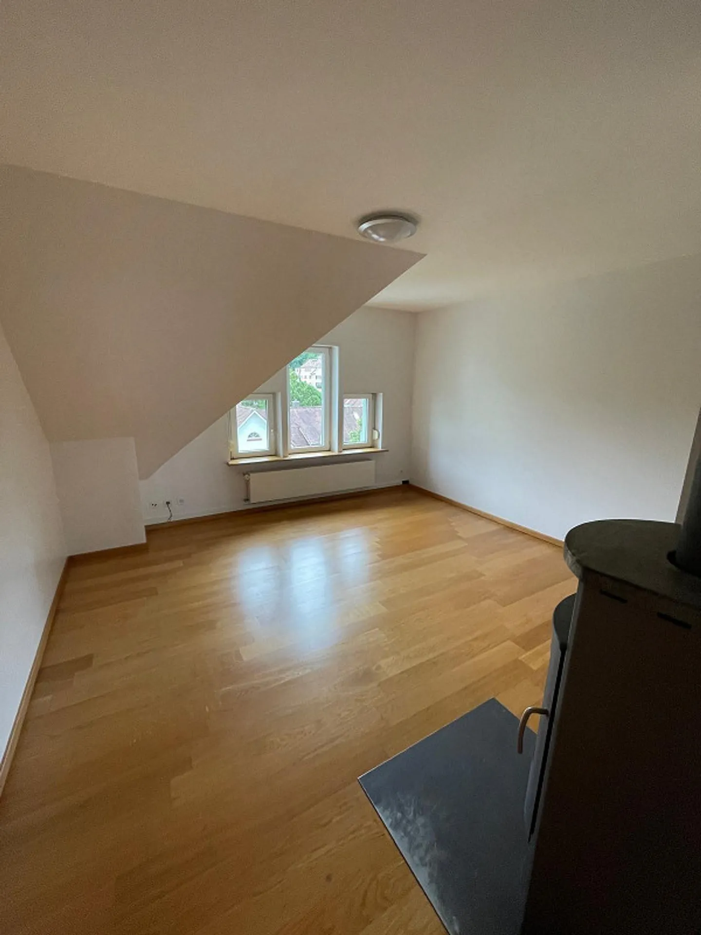Appartamento di 3,5 stanze in un vecchio edificio da affittare all'ultimo piano - Foto 6 di 11