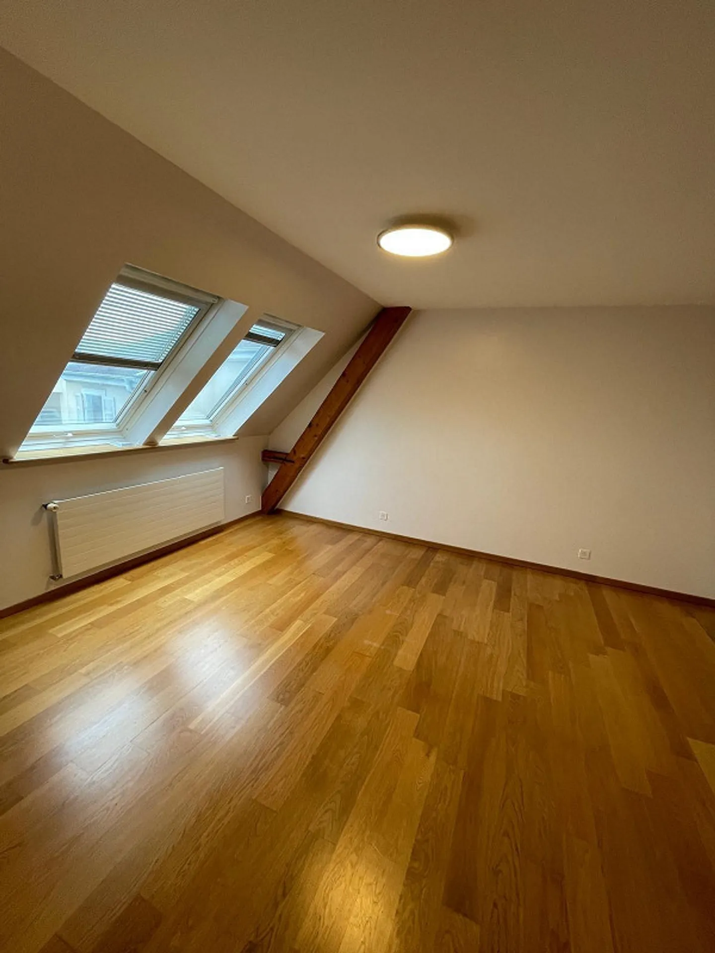 Appartamento di 3,5 stanze in un vecchio edificio da affittare all'ultimo piano - Foto 8 di 11