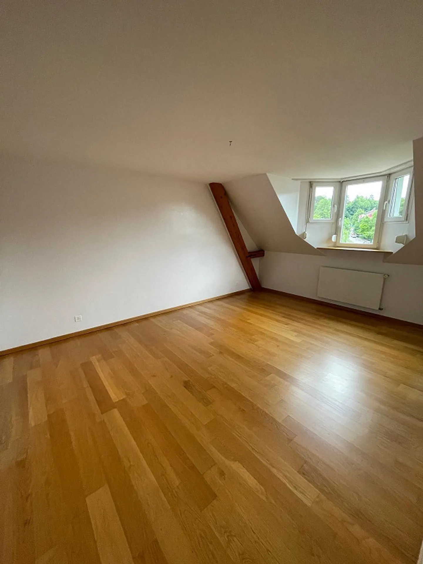 Appartamento di 3,5 stanze in un vecchio edificio da affittare all'ultimo piano - Foto 7 di 11